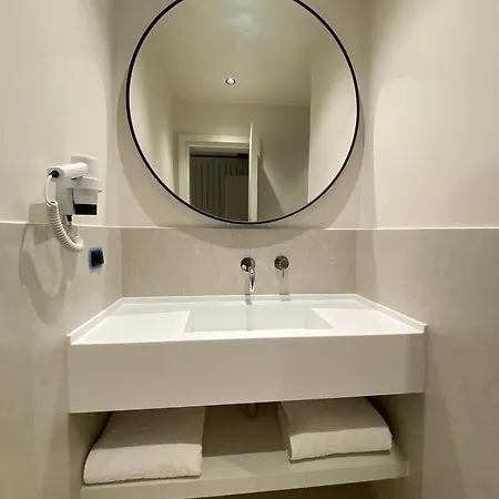Olympia Vlore 酒店 Radhimë